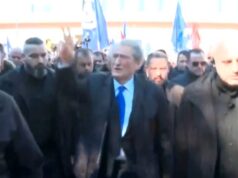 Protesta e opozitës/ Berisha del nga selia e PD dhe i drejtohet Bulevardit!
