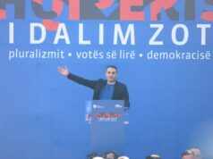 Këlliçi pyet protestuesit poshtë zyrës së Ramës: Ku është ky vipi?! Strumbullari i të gjitha të këqijave