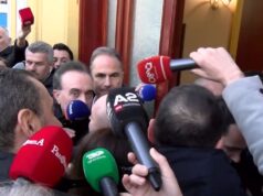 Deputetët e PD-së tentojnë të futen në Parlament, përplasen me gardën!