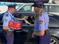 Temperaturat “përvëluese”, Policia Kufitare e Morinës shpërndan ujë për shoferët