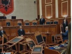 Kaos në Kuvend/ Deputetët e opozitës nisin ‘planin’, përmbysin karriget, ndërhyn Garda