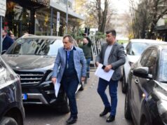 Dy oficerë të policisë gjyqësore mbërrijnë në shtëpinë e Berishës për t’i komunikuar masën