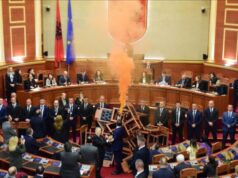 Kaosi në seancën e së hënës në Kuvend, mazhoranca kërkon masë disiplinore për 6 deputetë të opozitës përfshirë Berishën