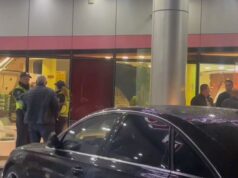 Rikthehen maskat në Kavajë, grabitin supermarketin me kallashnikov