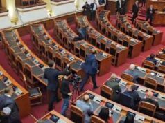 Deputetët e opozitës çanë kordonin e Gradës dhe u futën në sallë, Nikolla mbyll seancën për 20 minuta