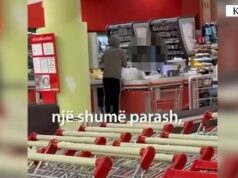 VIDEO/ Ja momenti kur një 25-vjeçar nën kërcënimin e armës grabit supermarketin në Kavajë