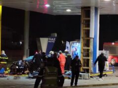 Aksident i rëndë në Durrës/ Makina me shpejtësi të lartë përplaset me karburantin, 2 persona në gjendje kritike