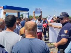 Fermerët bllokojnë aksin Berat-Lushnjë: Domaten na e marrin me 20 lekë, në Tiranë e shesin me 160 lekë