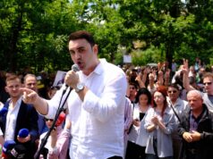 Belind Këlliçi me tone të forta nga protesta te bashkia: Aty brenda fshihen hajdutët, beteja jonë s’njeh ngjyrim partiak. Thirrje Dumanit për…