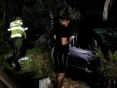 Automjeti del nga rruga, përfundon pranë banesave. “Zhduket” shoferi