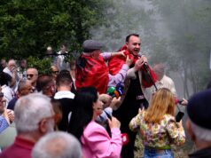Protesta para Bashkisë Tiranë/ “Nuk na impresiononi me presione!”, Klevis Balliu thirrje policisë: Arrestoni hajdutët!