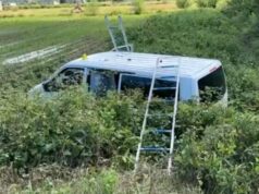 Aksident në Lezhë, furgoni i Ministrisë së Shëndetësisë del nga rruga, humb jetën shoferi