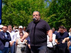 “Banditë, sillini dritat”, Teliti nga protesta e opozitës: Nuk do të tërhiqemi, deri në fitore!