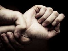 Ndodh edhe kështu/ E reja rreh vjehrrën që pajiset me urdhër mbrojtje, procedohet nga policia