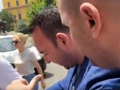Klevis Balliu dëmtohet nga gazi lotsjellës i hedhur nga policia në protestë, lëndohet Noka dhe Këlliçi(VIDEO)