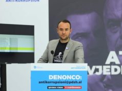Denoncimi Klevis Balliu: Motra e drejtores së bashkisë merr miliona lekë tendera. Të premten në protestë!