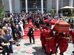 Me trëndafila të bardhë dhe duartrokitje, përcillet për në banesën e fundit gjeniu i letërsisë shqipe, Ismail Kadare