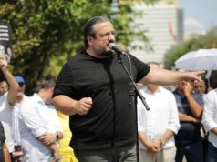 Dorjan Teliti në protestën para Bashkisë Tiranë: SPAK-u të merret me peshkaqenët, jo me morrat