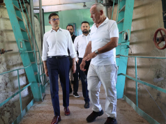 Shqipëria rinis prodhimin e armëve dhe municioneve në fuqi maksimale: Vengu viziton uzinën e Mjekësit