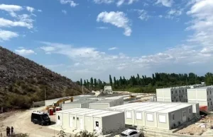 “La Stampa” për kampet në Gjadër dhe Shëngjin: Mungojnë kanalizimet, mbetjet do të hidhen në lumin Drin