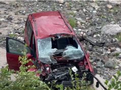 Aksident në “Rrugën e Arbrit”/ Automjeti përfundon në lumë, plagosen rëndë dy të rinj