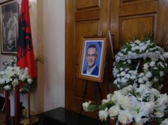 Homazhet për Gerti Bogdanin, përfaqësues të PD, PS dhe qytetarë të shumtë nderojnë ish-deputetin