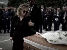 “Më premtove se s’do ma lëshoje dorën”, e shoqja në lot mbi arkmortin e Gerti Bogdanit: Zoti të merrte mua, që t’i rrisje ti fëmijët!