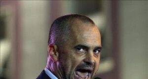 Nuk është budalla, është i tmerruar se do harrohet!