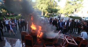 Djegia e karrigeve në Kuvend/ Zbulohet fatura financiare e dëmeve, ja sa duhet të paguajë secili deputet!