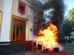 Skenat kaotike në Kuvend, Peleshi: Djegia e karrigeve është simbol i djegies së besimit të qytetarëve, deputetët s’janë aty për t’u përleshur