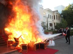 “Deputetët tërhoqën karriget nga salla dhe i vunë flakën”, Reuters i bën jehonë kaosit në Parlament