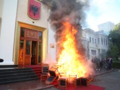 Flakët në Parlament/ PS kërkon përjashtimin e 24 deputetëve të opozitës (EMRAT)