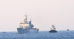 Mbërrin anija me 16 emigrantët e parë në Shëngjin